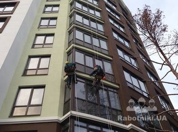 Монтаж оконных отливов альпинистами, г. Киев, ул. Радистов 32.